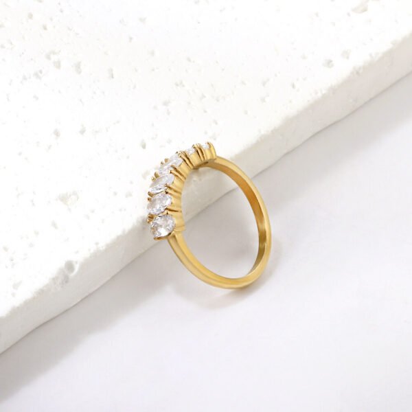 Eleganter Zirkonia Ring Damen – Ovaler Edelstahl Ring mit 18K PVD-Vergoldung