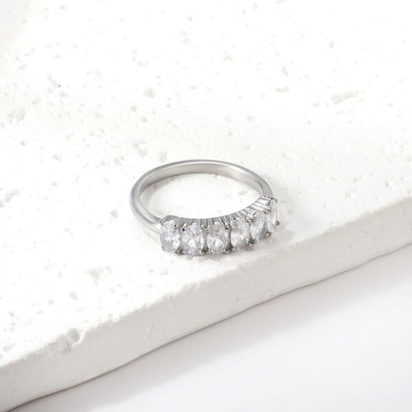 Eleganter Zirkonia Ring Damen – Ovaler Edelstahl Ring mit 18K PVD-Vergoldung