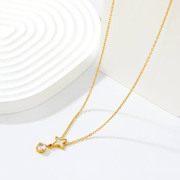Wasserfestes Schmuckset mit Perlmutt-Stern und Zirkonia – Halskette & Ohrstecker aus 18K PVD vergoldetem Edelstahl (1) Wasserfestes Schmuckset mit Perlmutt-Stern und Zirkonia – Halskette & Ohrstecker aus 18K PVD vergoldetem Edelstahl