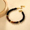 Armkettchen für Damen mit Tigerauge und schwarzen Perlen – 18K PVD vergoldeter Edelstahl