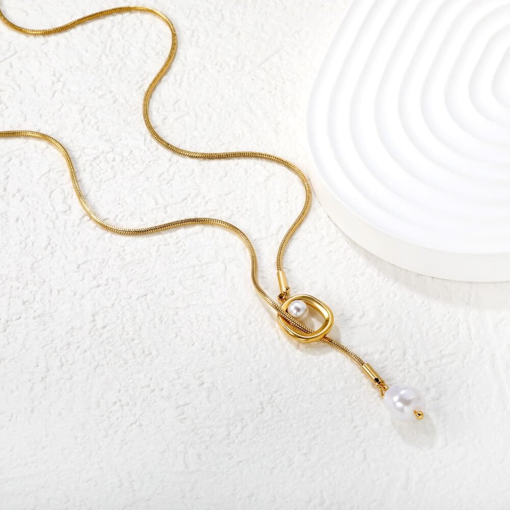 Wasserfeste Lange Perlen Halskette Damen – Goldene Edelstahl Pulloverkette mit Vintage Anhänger & Quaste (5) Wasserfeste Lange Perlen Halskette Damen – Goldene Edelstahl Pulloverkette mit Vintage Anhänger & Quaste