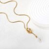Wasserfeste Lange Perlen Halskette Damen – Goldene Edelstahl Pulloverkette mit Vintage Anhänger & Quaste