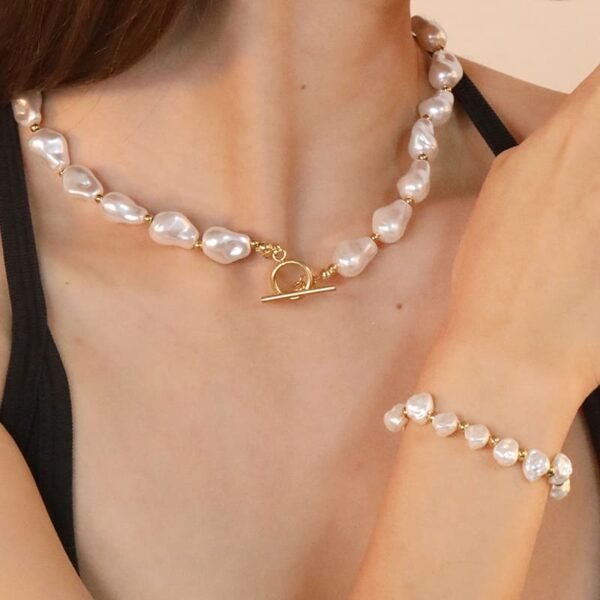 Wasserfestes Barock Perlen Schmuckset Damen – Goldene Perlen Halskette & Armband mit OT-Verschluss